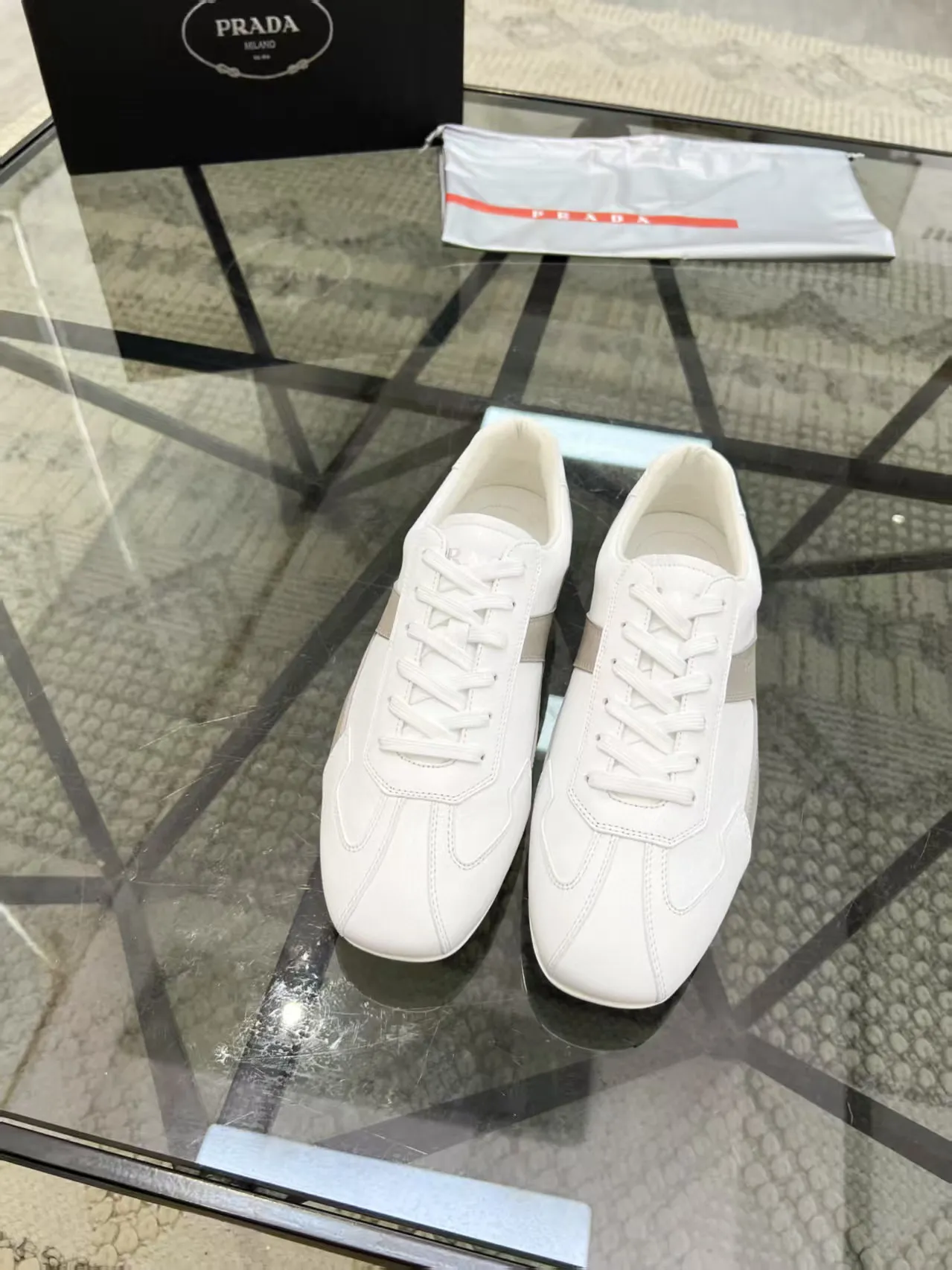 Factory price: 420💰Prada new men's leather sports shoes, the highest version on the market, any comparison is welcome🆚! The original leather has excellent texture and is super high-end! Fetal sheep net lining imported from Italy, removable pad! Luxurious materials and fine workmanship, highly recommended! Code number: 38-44, customized 45